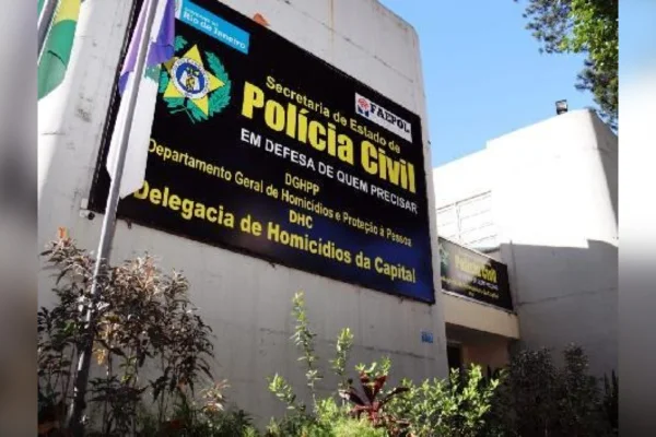 Suspeita de matar mulher a socos em praça pública é presa no RJ