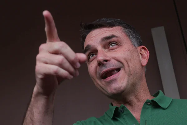 Flávio Bolsonaro faz bate-volta em SP durante votação da Dosimetria