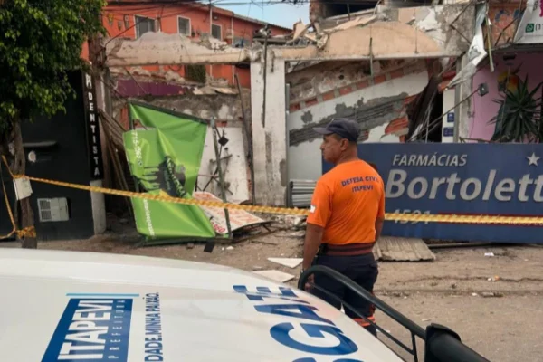 Imagem colorida de teto desabado. Metrópoles