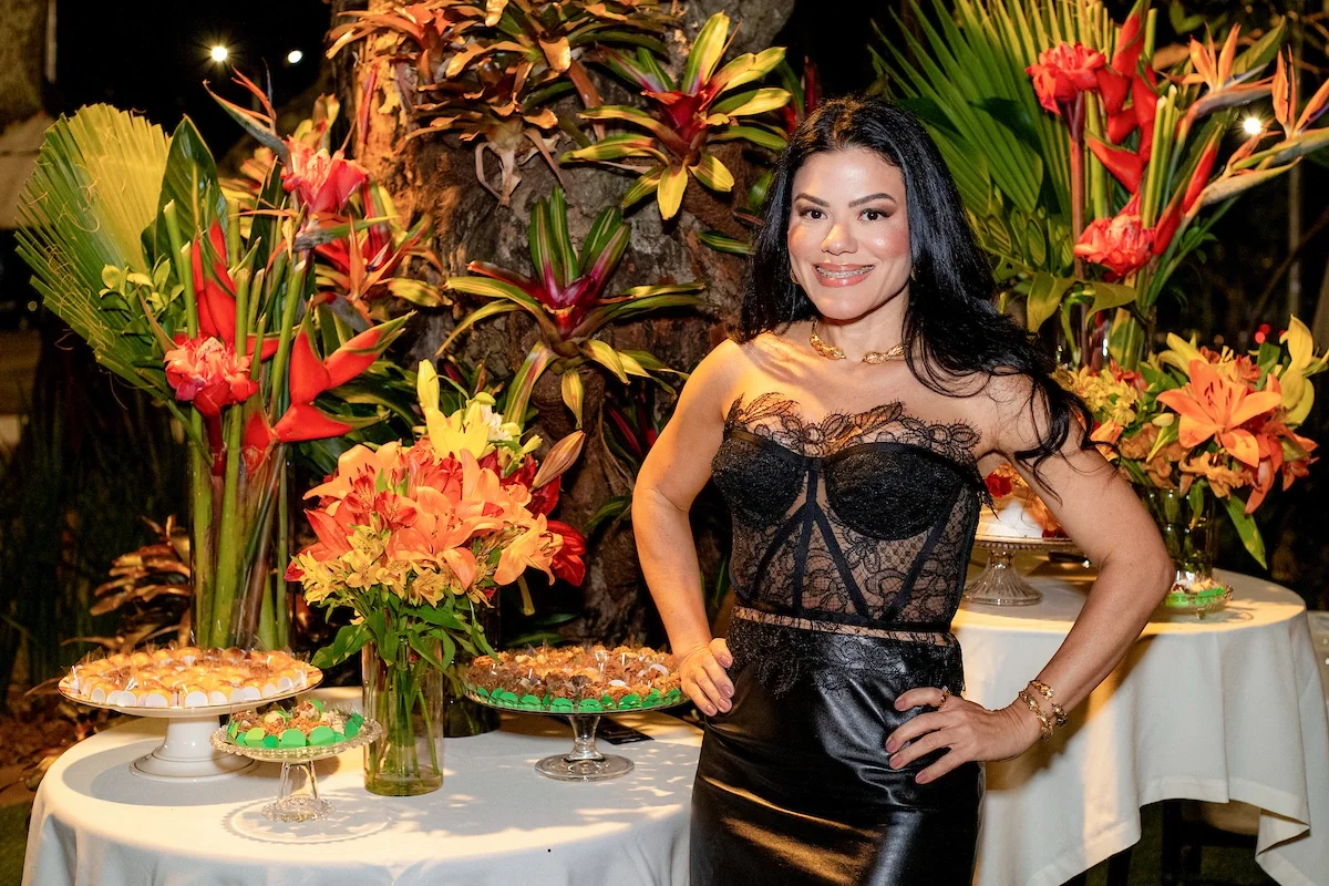 Juliana Dias comemora seu aniversário com amigas e familiares em jantar exclusivo