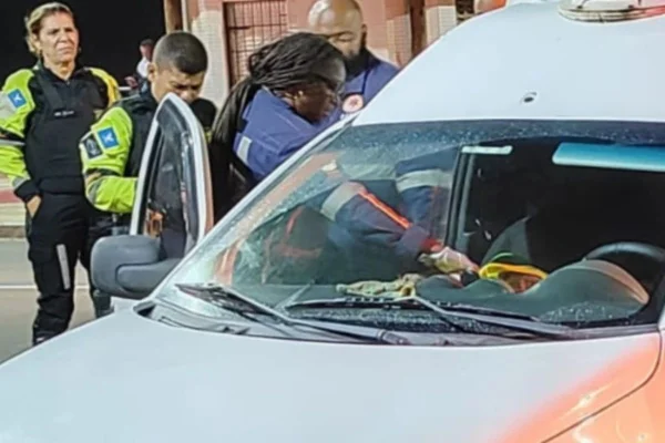 Imagem colorida de agentes de trânsito