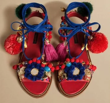 Dolce & Gabbana polemiza novamente e nomeia par de sandálias de “slaves”