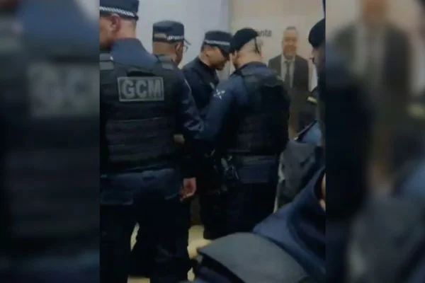 Confusão entre vereadores suspende votação da cassação de prefeito