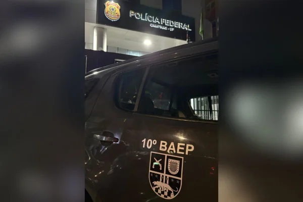 Foto colorida de viatura do 10° Baep, em frente à sede da Polícia Federal, durante Operação Dry Fall.