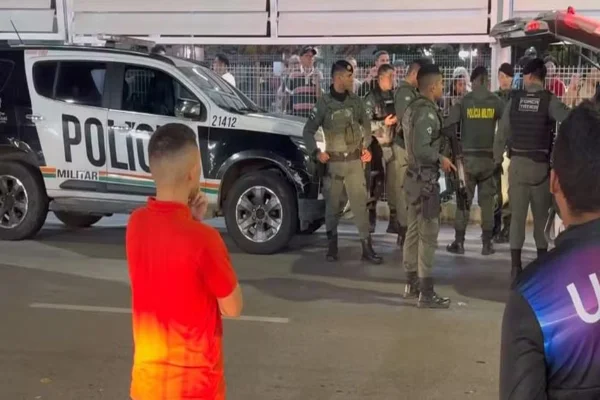 Imagem colorida, motociclista é preso ao tentar fugir da polícia e atropelar homem
