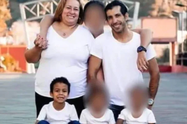 Foto de família em que mãe foi condenada pelo assassinato de filho que foi espancado pelo pai - Metrópoles