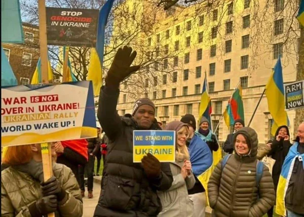 Imagem colorida de Manifestantes em apoio à Ucrânia