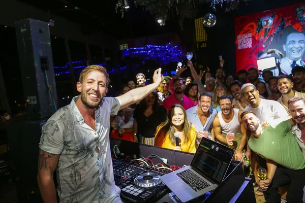 Caio Barbieri comemora aniversário com festa e pôr do sol no Mezanino
