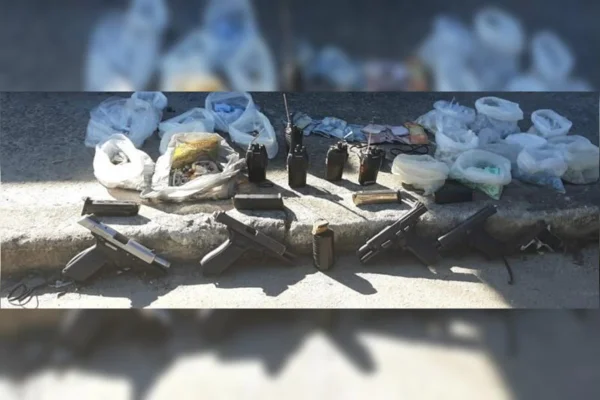 Polícia prende 16 criminosos e apreende armas e drogas no Rio