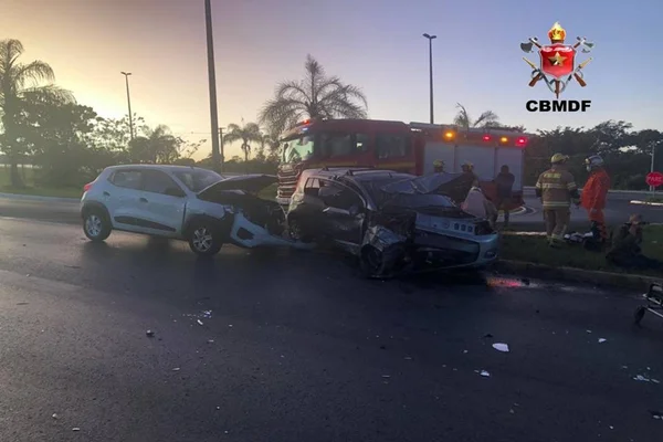 Acidente entre veículos e trator fecha BR-020 na manhã desta 4ª