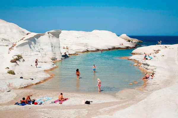 Foto colorida da Praia de Sarakiniko, na Grécia - Metrópoles