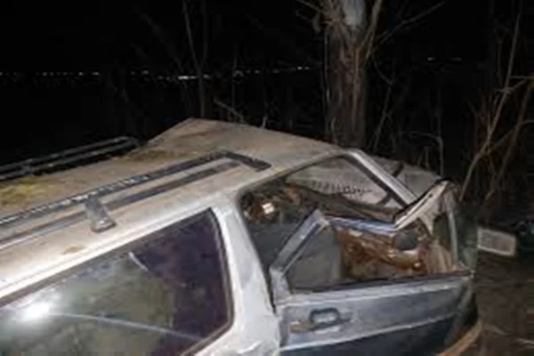 Imagem coloridfa de carro destruído - Metrópoles