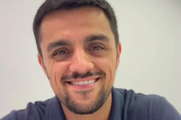 Felipe Simas recorda susto ao ser diagnosticado com neurite óptica - Metrópoles