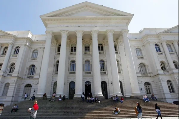 UFPR lança concurso para níveis médio, técnico e superior