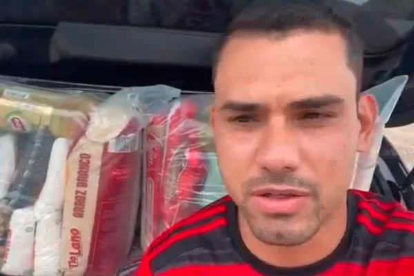 Guilherme, dono do canal Flazoeiro, com cestas básicas