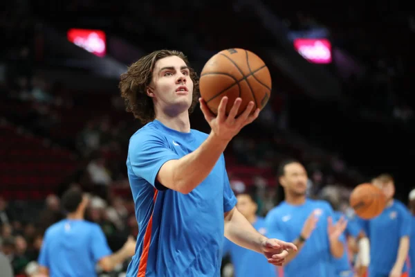 Imagem colorida de Josh Giddey coma bola de basquete - Metrópoles