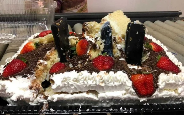 Bolo de aniversário recheado de celulares é apreendido em cadeia de GO