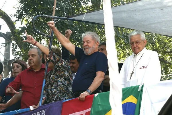 Lideranças políticas enviam mensagens de apoio a Lula