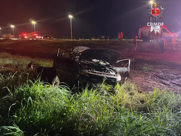 Carro sai da pista, capota em rodovia e quatro pessoas ficam feridas