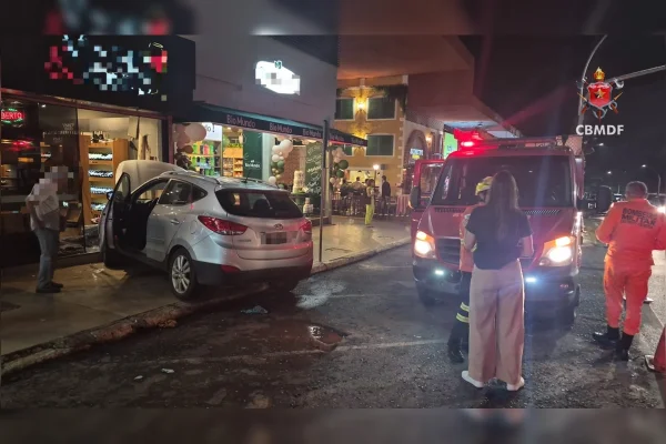 Carro invade loja na Asa Sul e mulher, de 69 anos, fica ferida