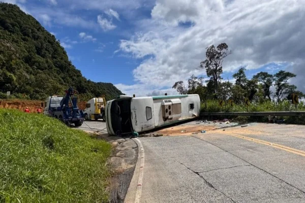 Imagem colorida de ônibus tombado em SC - Metrópoles