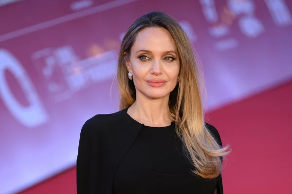 Imagem colorida da atriz Angelina Jolie em um tapete vermelho em 2025 — Metrópoles