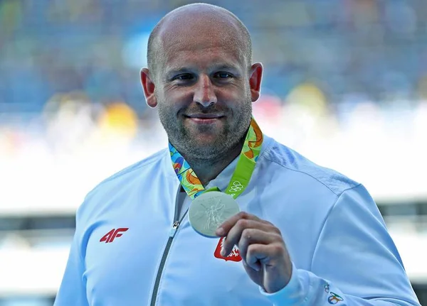 Campeão olímpico leiloa medalha para ajudar criança com câncer