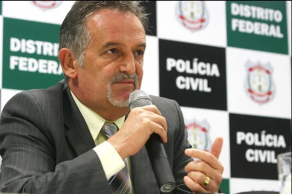 homem falando em coletiva