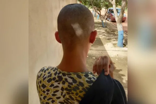 jovem raspa cabeça da namorada a força (1)
