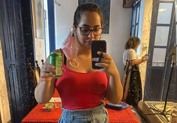 A assessora legislativa Amanda Larêdo usava uma camiseta vermelha lisa no momento em que teve uma corrida de Uber cancelada por um motorista que alegou razões políticas para não transportá-la
