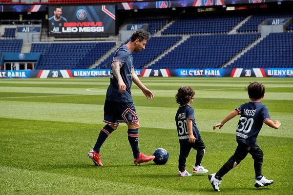 Messi participa de seu primeiro treinamento; Mbappé pode antecipar saída