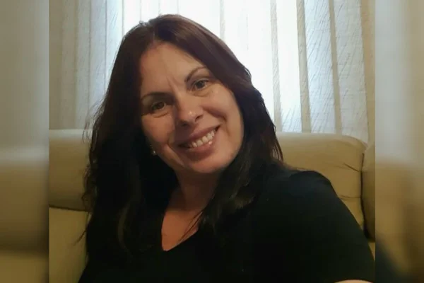 Foto mostra Patrícia Tereza Canuto Silva, mulher que teve purido braquiorradial, condição que causava coceira crônica