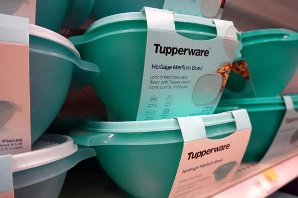 Imagens coloridas de potes de plástico da Tupperware
