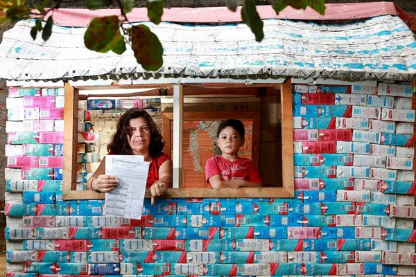 Nem brinquedo escapa. GDF cobra IPTU adicional de casinha de papelão