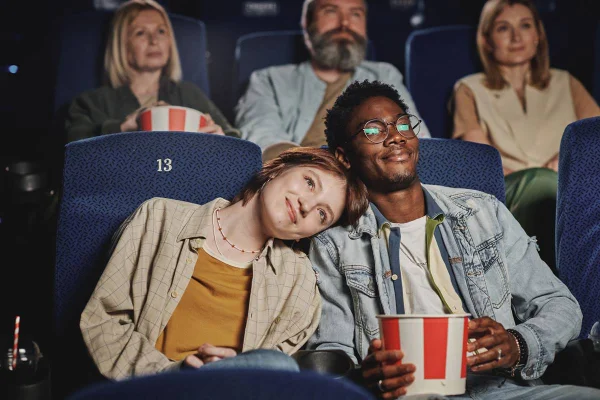 Casal assistindo filme no cinema