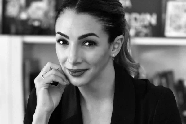 Foto preta e branca de Thelma Fardin - Metrópoles
