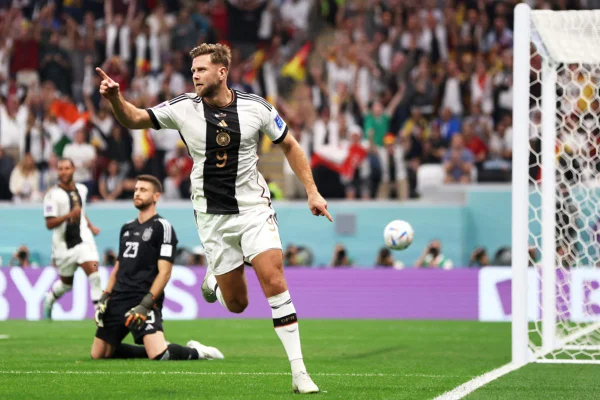 Jogador alemão comemorando gol