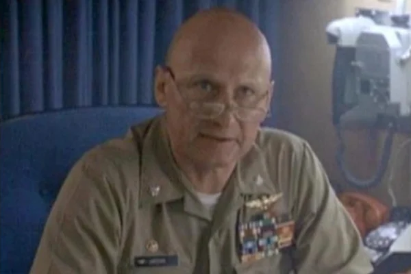 O ator James Tolkan no filme Top Gun: Ases Indomáveis