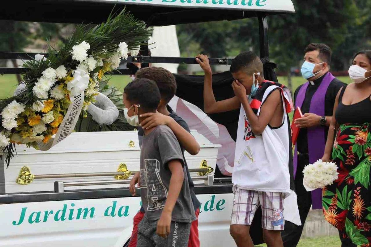 Enterro do corpo do menino Kaio, de 8 anos, morto com tiro na cabeça enquanto brincava em uma festa
Enterro do corpo do menino Kaio, de 8 anos, morto com tiro na cabeça enquanto brincava em uma festa