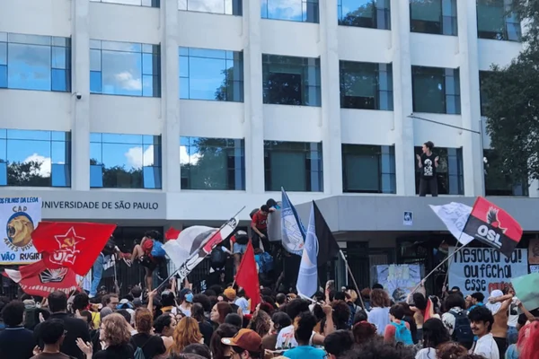Estudantes ocupam prédio da Reitoria da USP em meio à paralisação