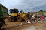 Animais mortos, móveis velhos e restos de materiais de construção estavam entre os itens recolhidos