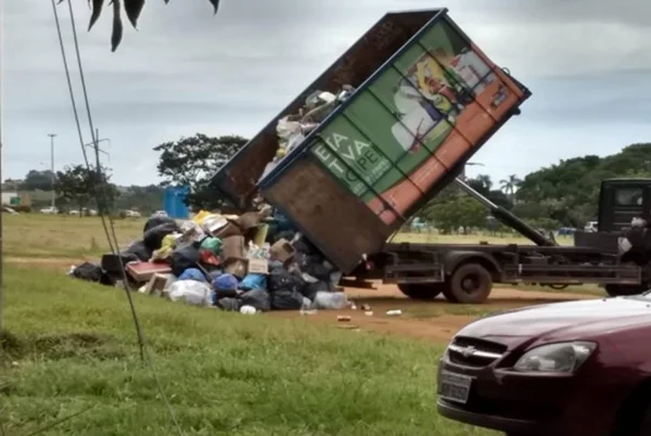Cooperativa do DF é flagrada descartando lixo em área irregular