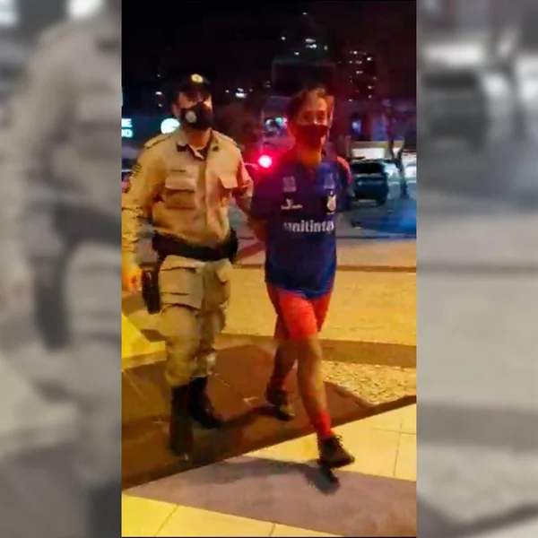 Professor é preso em Goiás com faixa contra Bolsonaro