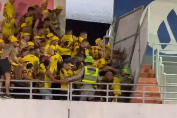 Foto colorida de torcida do Sport - Metrópoles