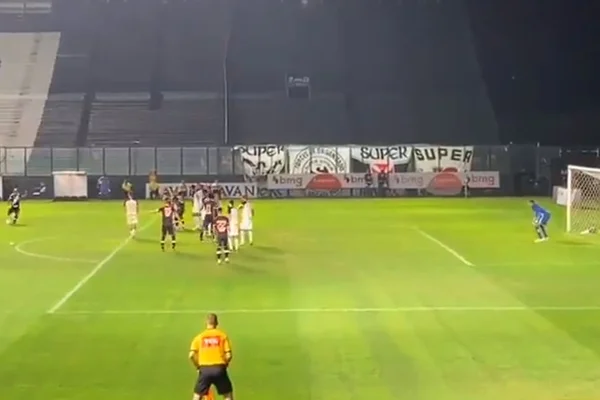 Felipe Bastos bate falta
