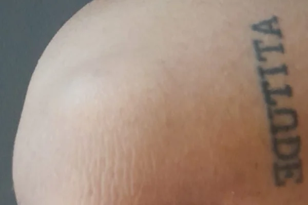 Ex-funcionário mostra tatuagem igual a de CEO da Cacau Show
