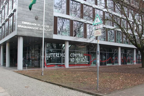 Embaixada brasileira em Berlim é vandalizada