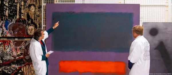 imagem colorida pintura danificada por criança museu holanda