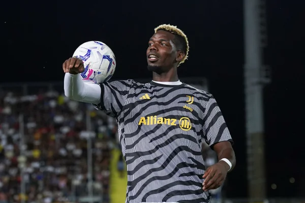 Foto colorida de Paul Pogba antes de jogo pela Juventus - Metrópoles