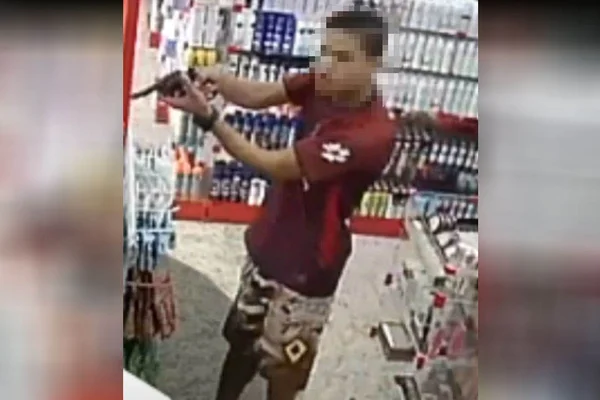 “Neymar” é flagrado por câmeras ao roubar farmácia no DF. Veja vídeo